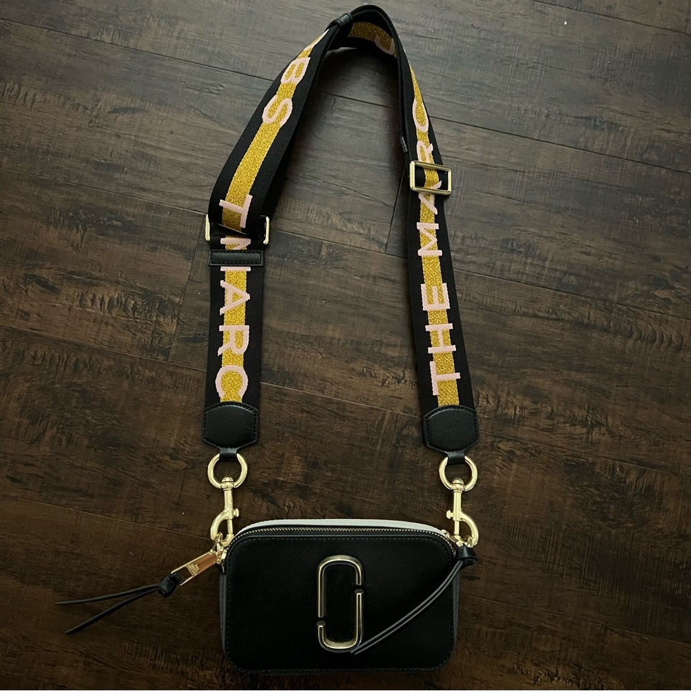 Marc Jacobs - THE LOGO STRAP SNAPSHOT